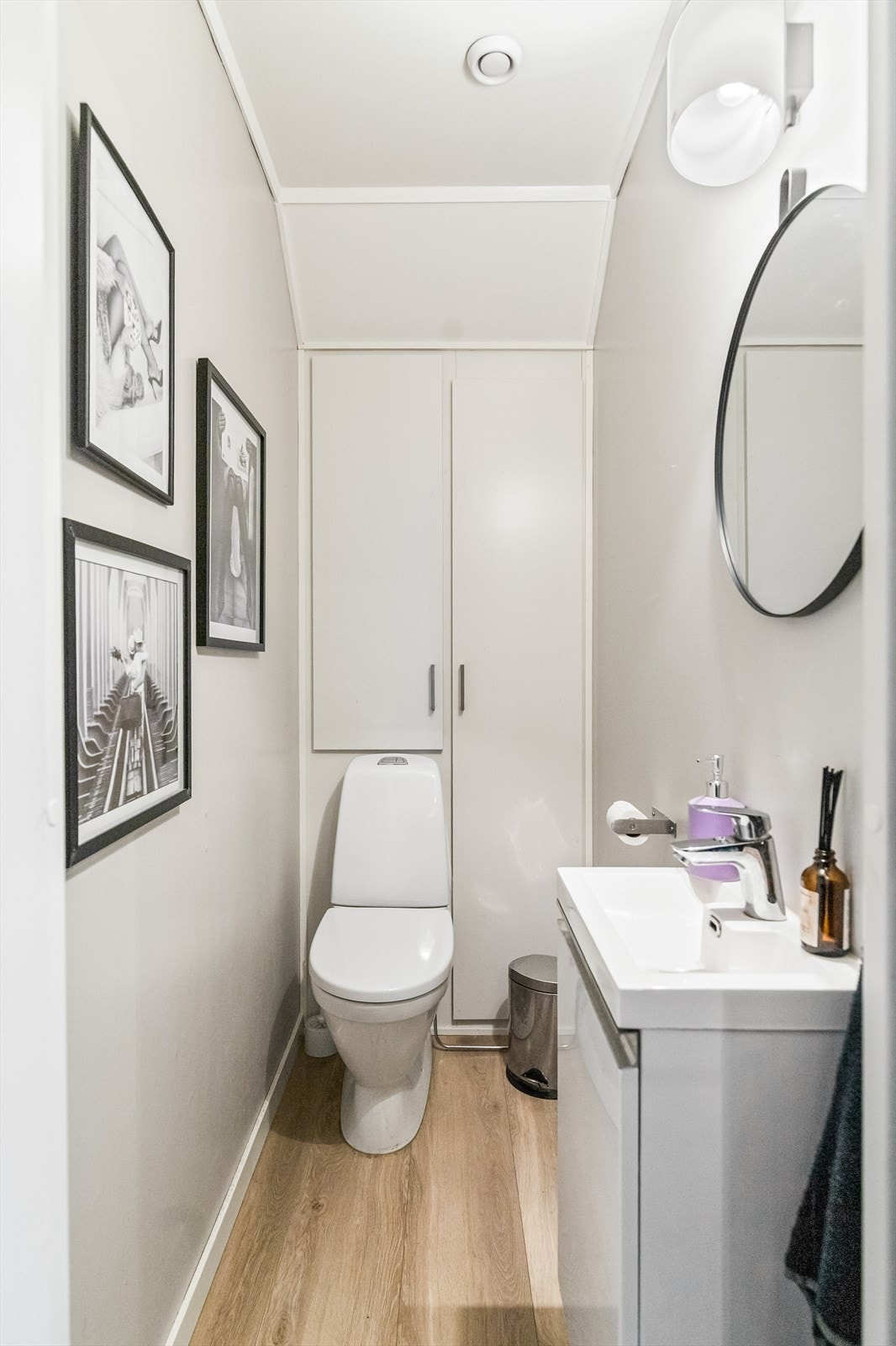 Det er også et separat og praktisk toalettrom - perfekt ved besøk av gjester! Galleribilde