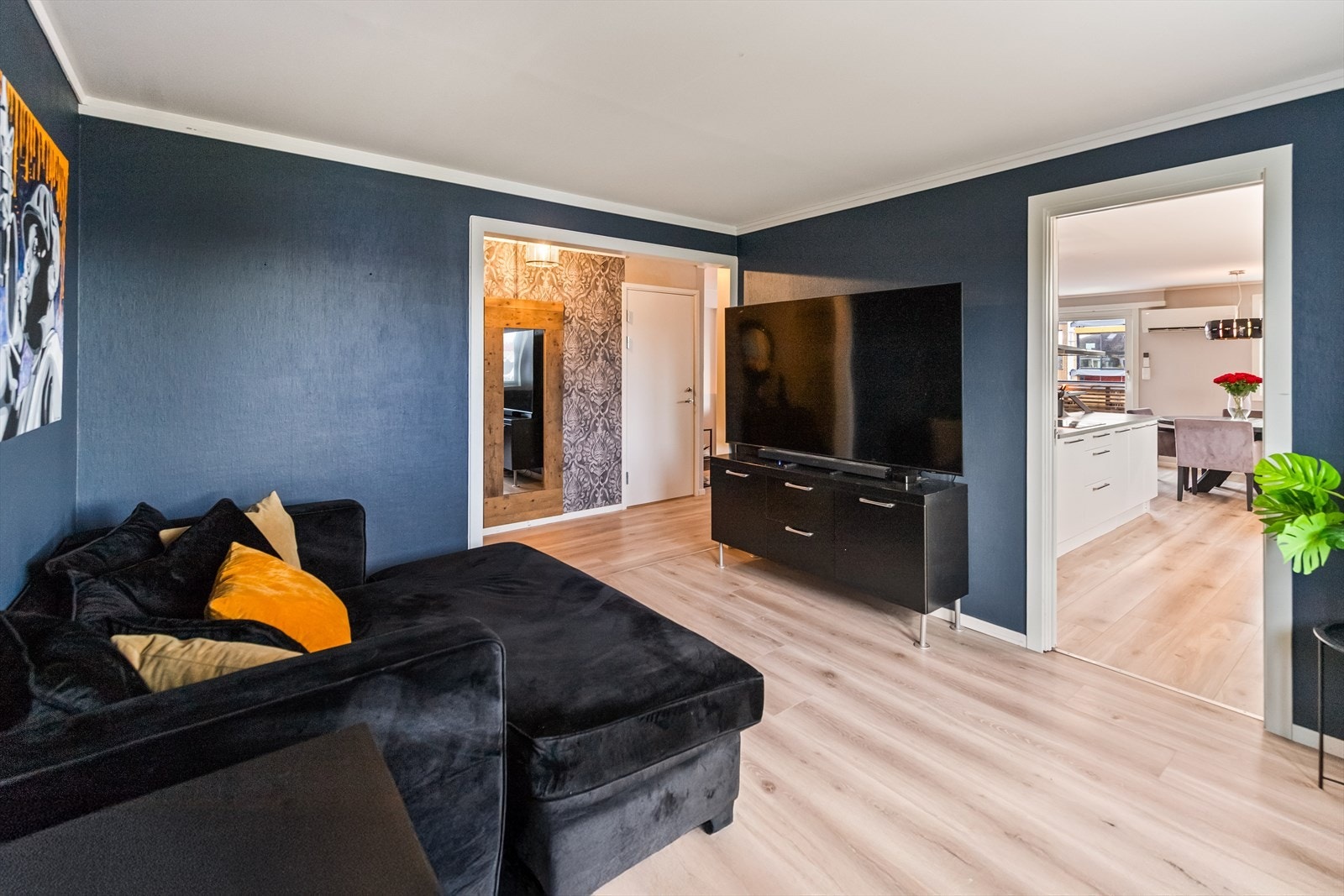 Rommet er malt i en moderne blåtone som gir et lunt og hyggelig uttrykk. Galleribilde