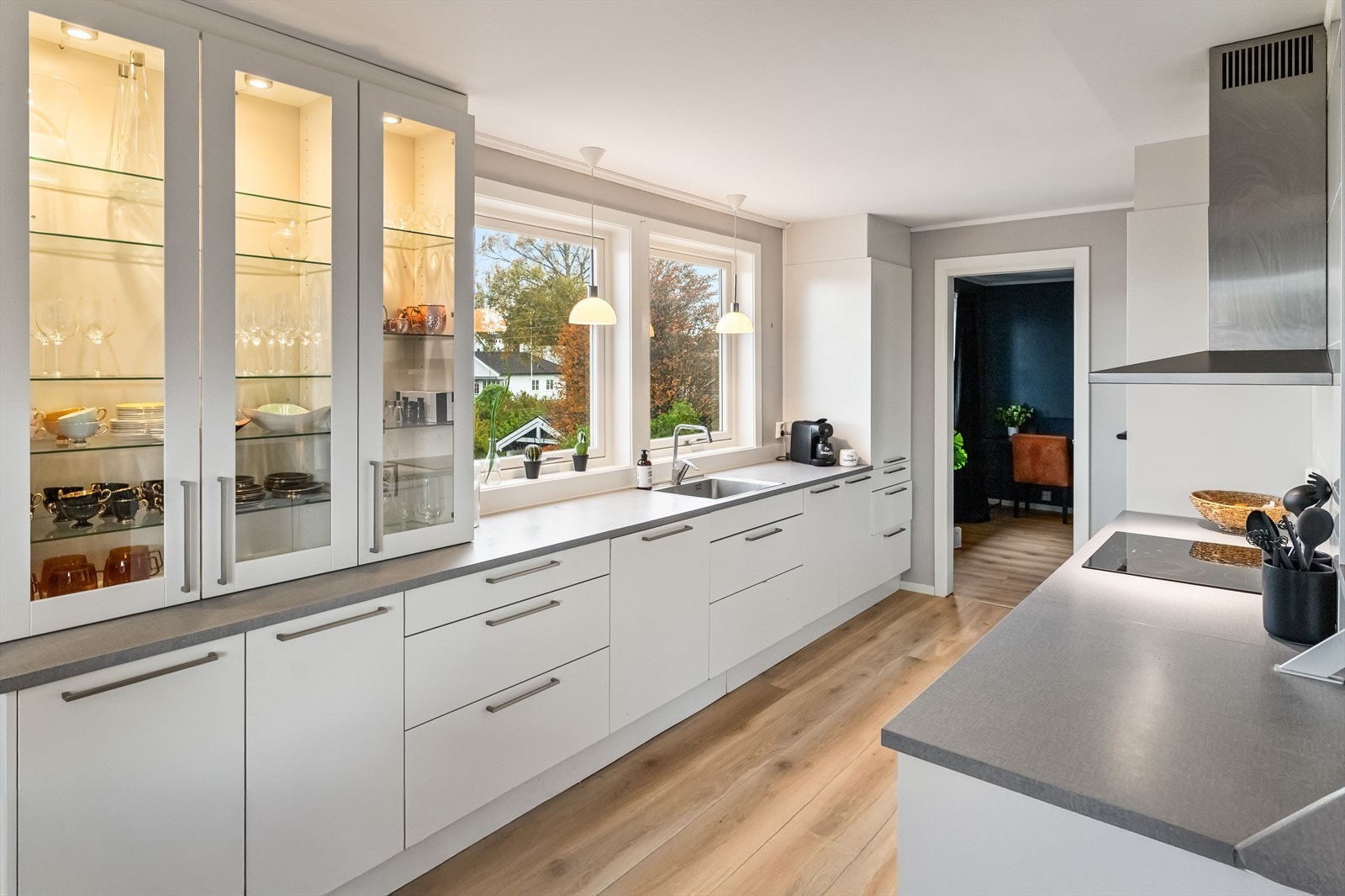 Det er også godt med naturlig lys fra to vindusposter over kjøkkenbenken. Galleribilde