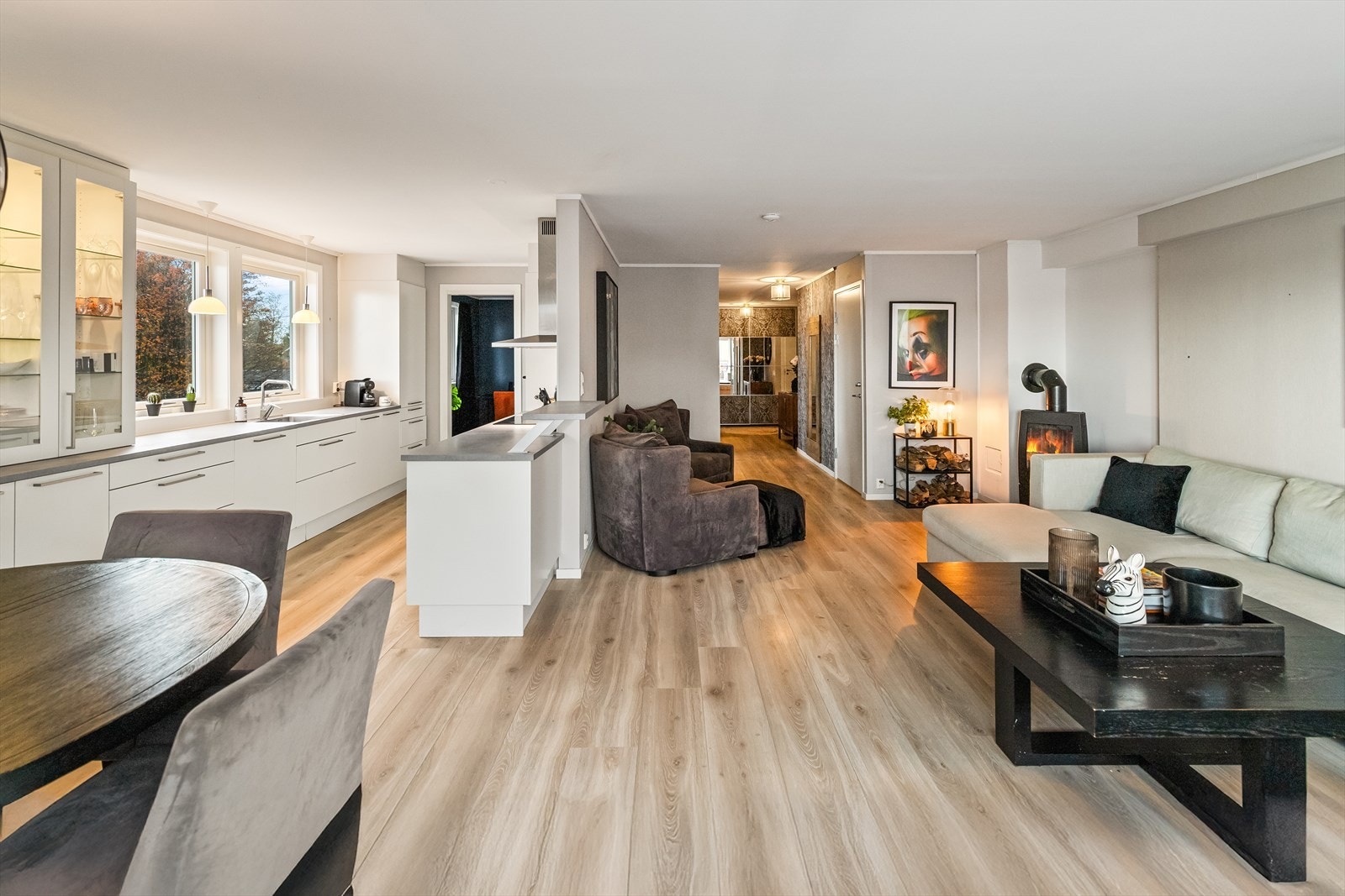 Hele boligen har fått nye gulv og oppfriskede overflater. Alle innvendige dører og lister er skiftet ut, og el-anlegget er oppgradert for økt komfort og sikkerhet. Galleribilde