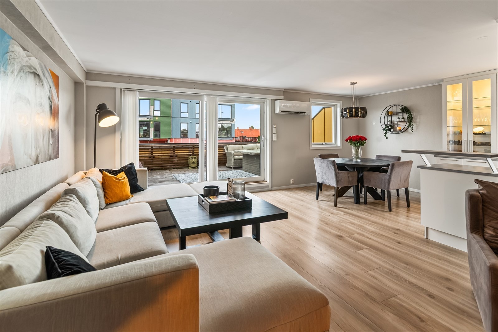 Stuen er lys og trivelig, med direkte utgang til en vestvendt balkong hvor et boblebad bidrar til det lille ekstra. Galleribilde