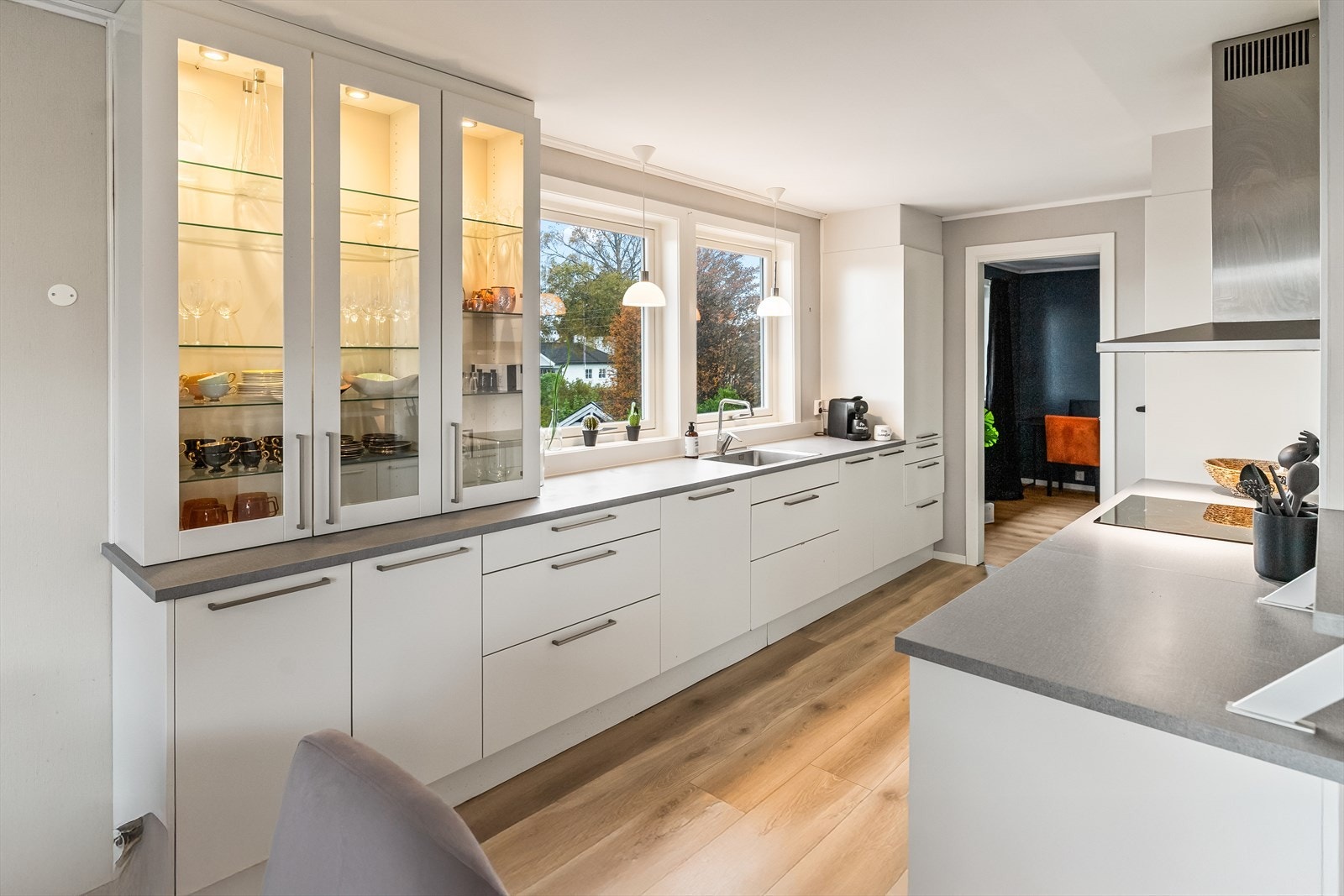 Kjøkkenet er både praktisk og pent, med moderne innredning fra Marbodal og integrerte hvitevarer fra Siemens. Galleribilde