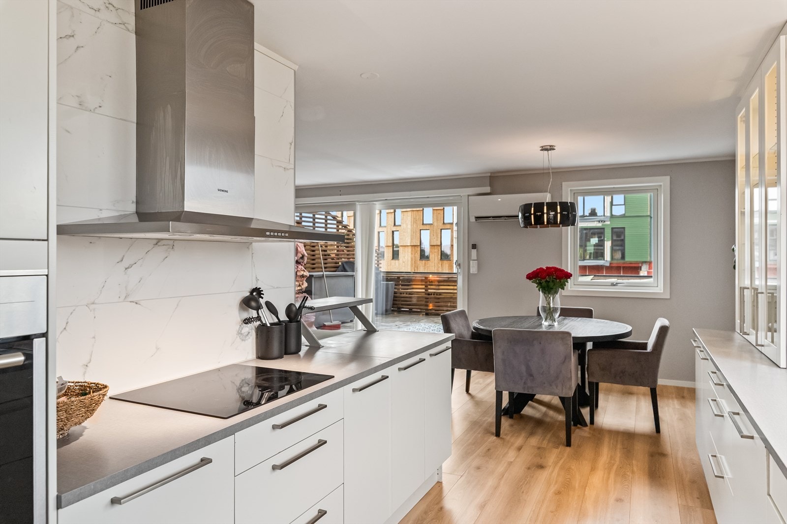 Kjøkkenet er godt utnyttet med innredning langs to sider og har god med skap- og skuffeseksjoner. Galleribilde