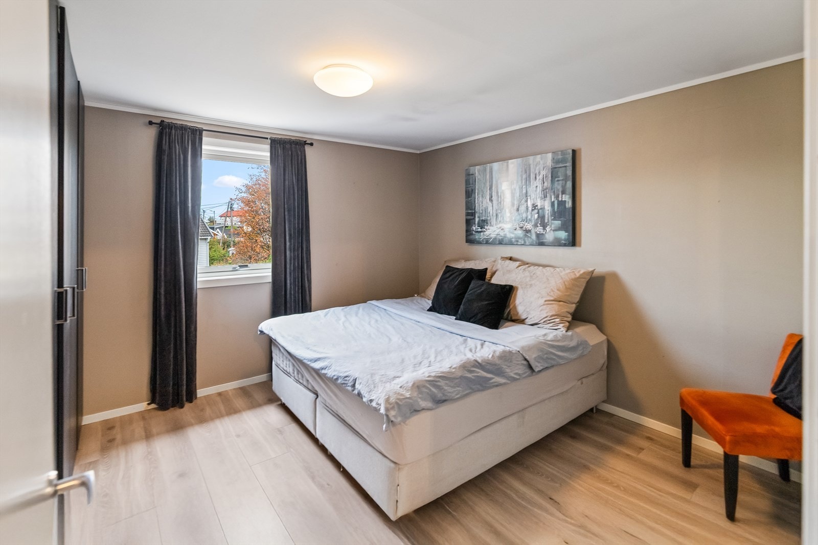 Denne etasjen har også et romslig og fint soverom. Galleribilde