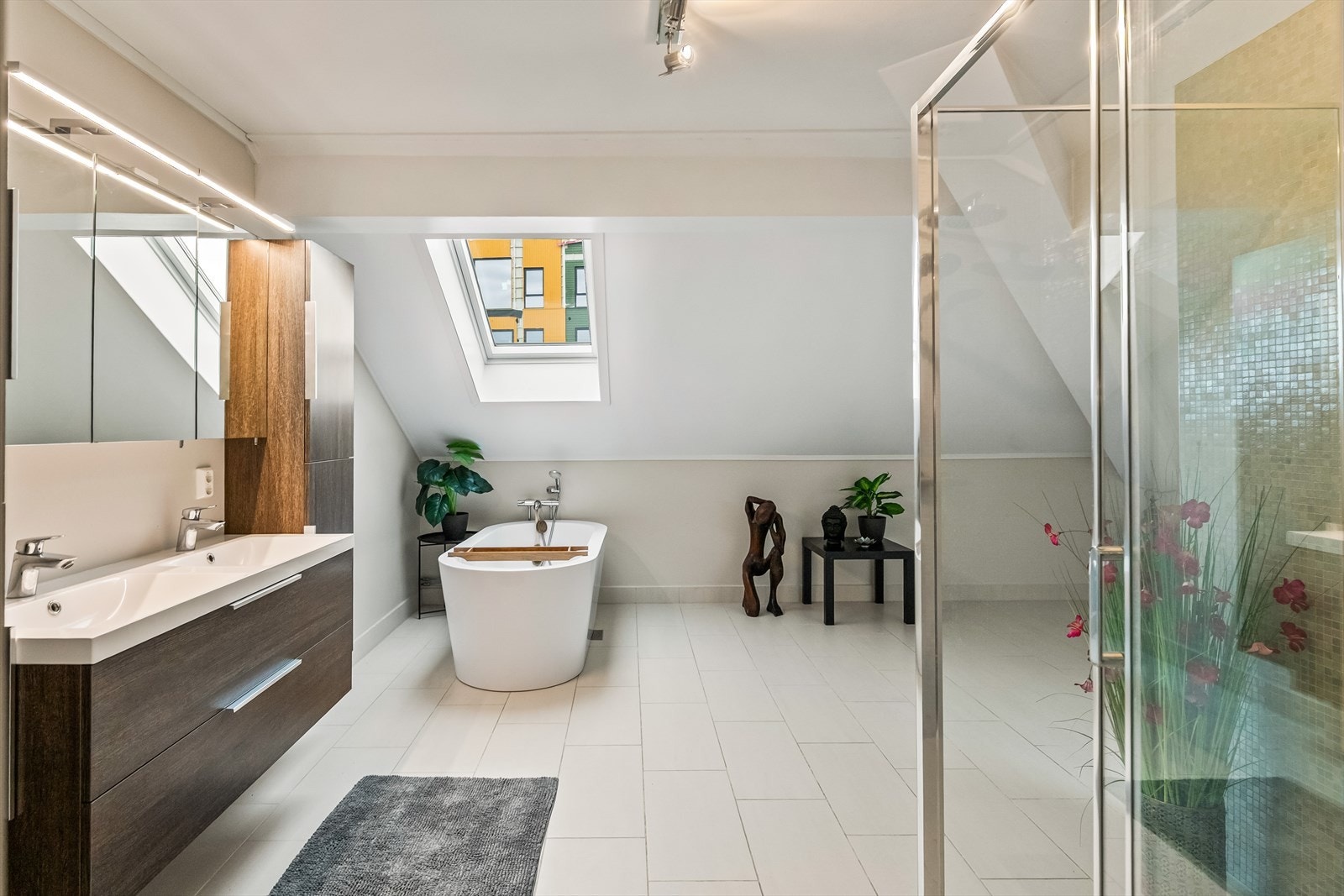 Baderommet er av god størrelse med dusjhjørne, vegghengt toalett og baderomsinnredning med vegghengt speilskap. Galleribilde