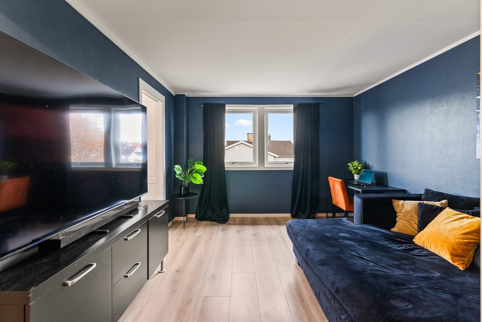 Et av rommene er også innredet som egen TV-stue. Galleribilde