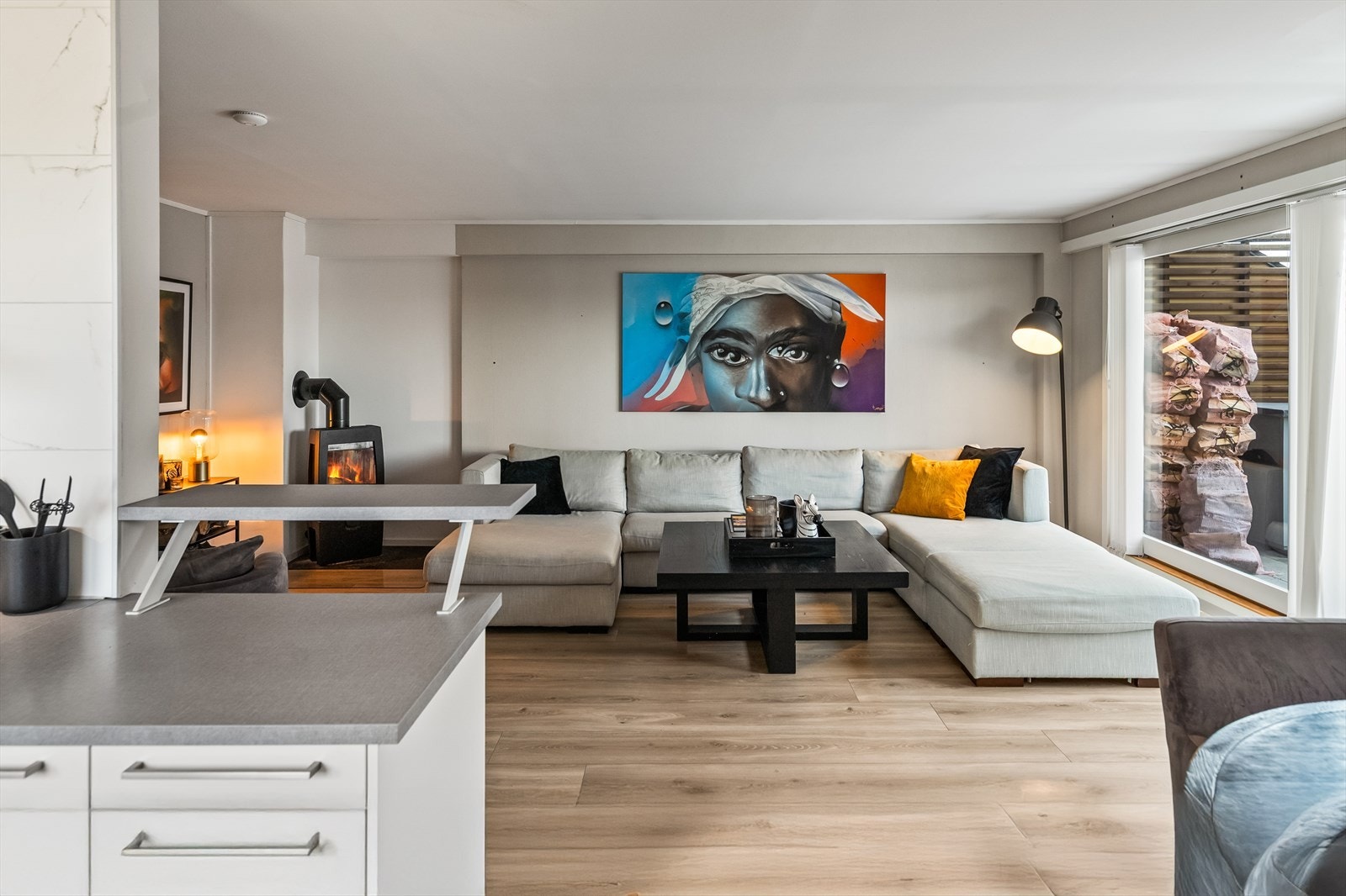 Stuen og kjøkkenet ligger også i en åpen og sosial sone som gir en luftig og sosial følelse. Galleribilde