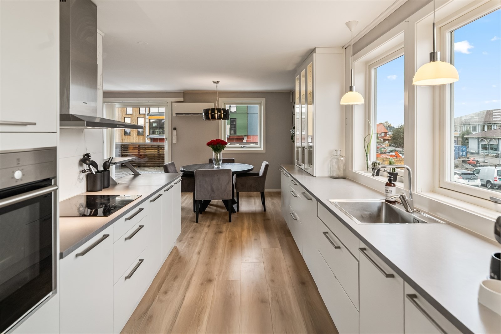 Integrerte hvitevarer som steketopp, høyt plassert komfyr, oppvaskmaskin og kjøleskap medfølger i handelen. Galleribilde