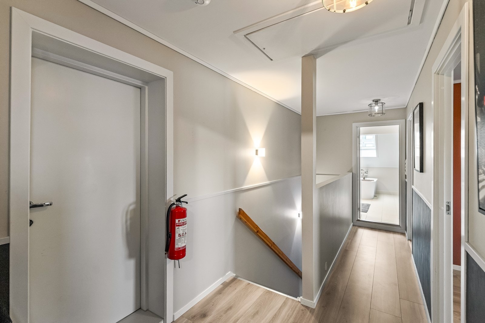 Øvre del av leiligheten er i dag innredet som en hybel og har et totalt areal på 58 kvm. Galleribilde