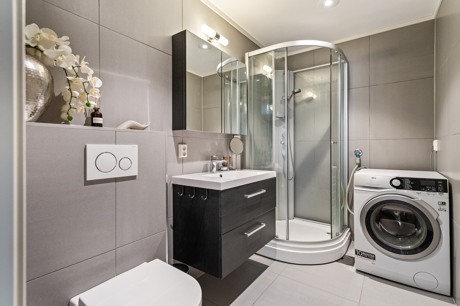 Boligen har også to bad - ett i hver etasje hvor dette også fungerer som et vaskerom med opplegg til vaskemaskin. Galleribilde