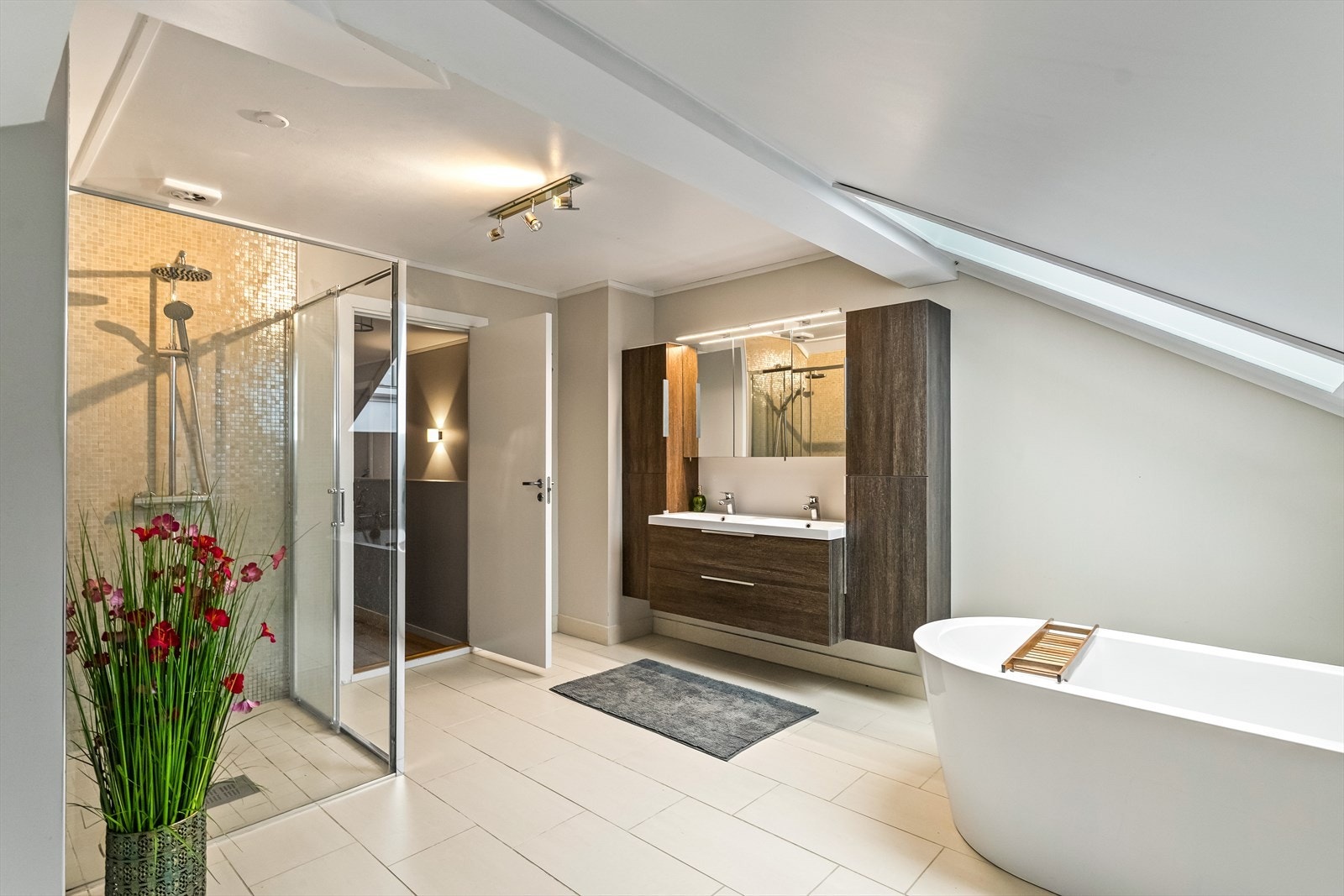 Badet i øverste etasje har en tydelig spa-følelse, med badekar plassert rett under et takvindu - perfekt for avslapning med utsikt mot stjernene. Galleribilde