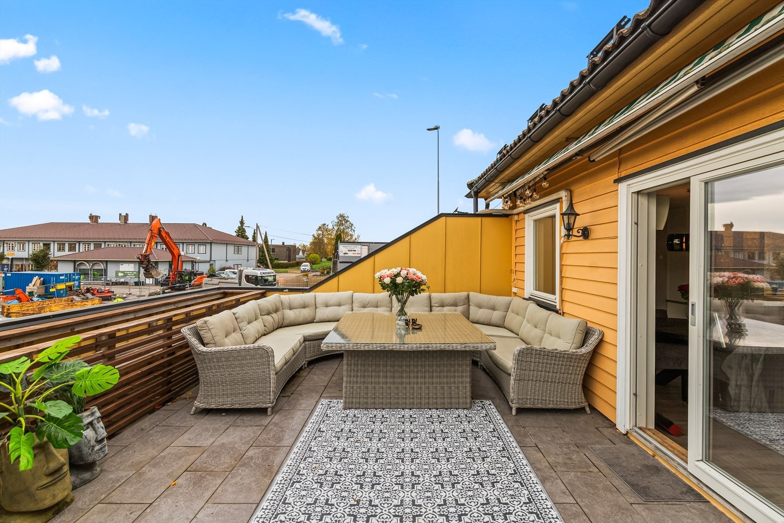 Via skyvedør er det utgang til en romslig og vestvendt terrasse med gode solforhold. Galleribilde