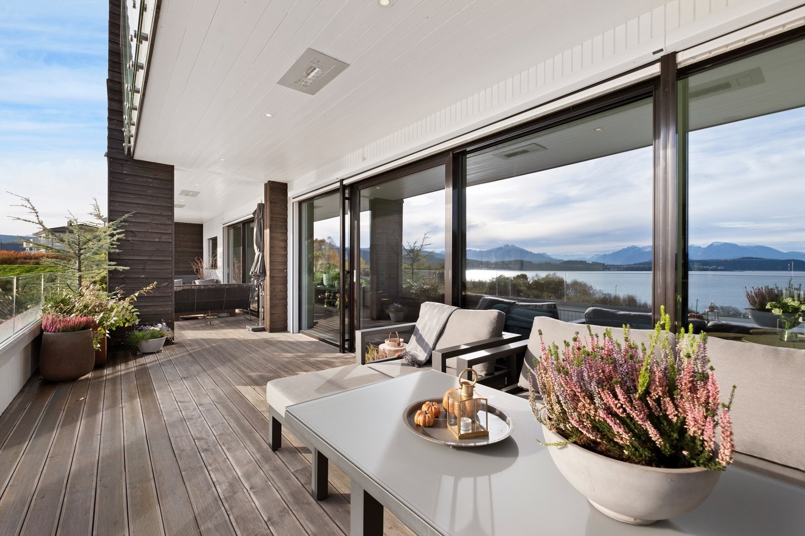 Stor terrasse som strekker seg over hele leilighetens bredde. Galleribilde