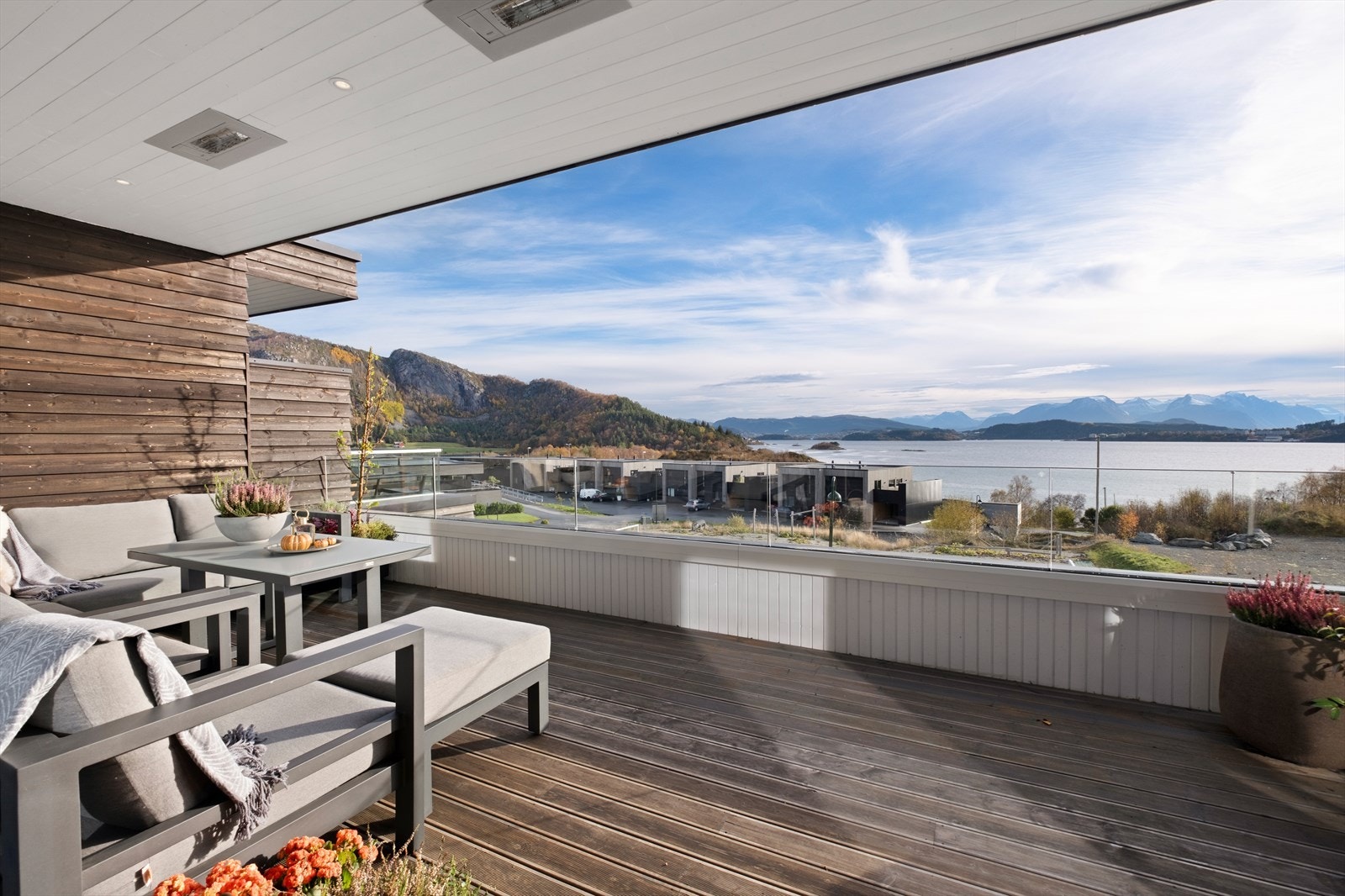 Sydvendt terrasse med fantastisk utsikt mot Ellinsgøyfjorden og fjellheimen. Galleribilde
