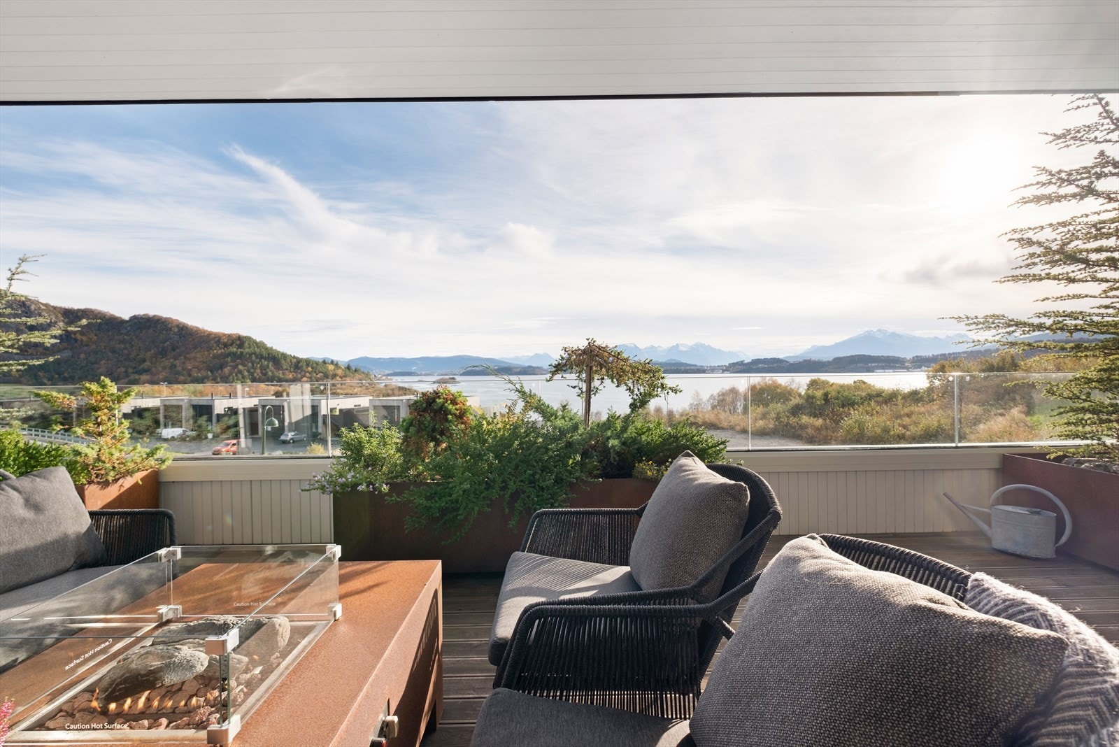 Fra terrassen kan man nyte en vidstrakt utsikt over fjorden, med fjellene som bakteppe. Galleribilde