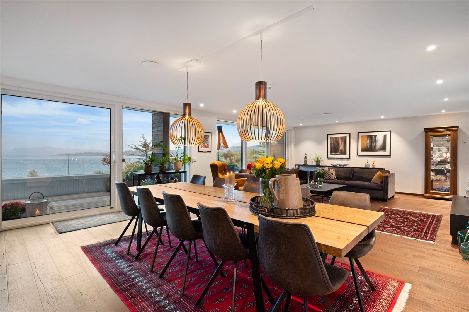 Spiseplassen har plass til stor bordsetting Galleribilde