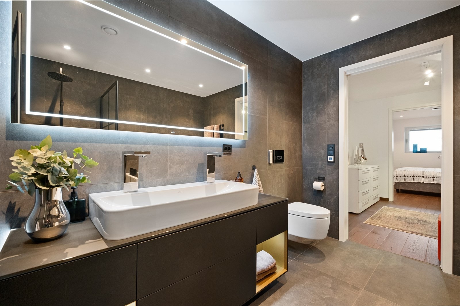 Direkte tilgang til soverommet gir praktisk bruk av baderommet. Speil på badet har Bluetooth høyttalere og fjernkontroll for justering av lys i speil Galleribilde