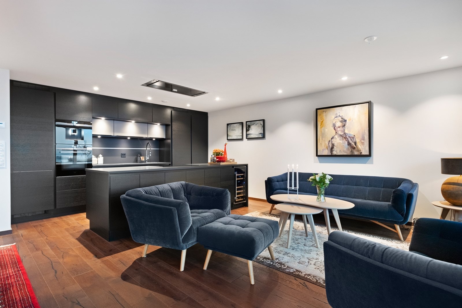 Plass til sofagruppe gir komfort i oppholdsrommet, med parkett som gir et varmt underlag. Galleribilde