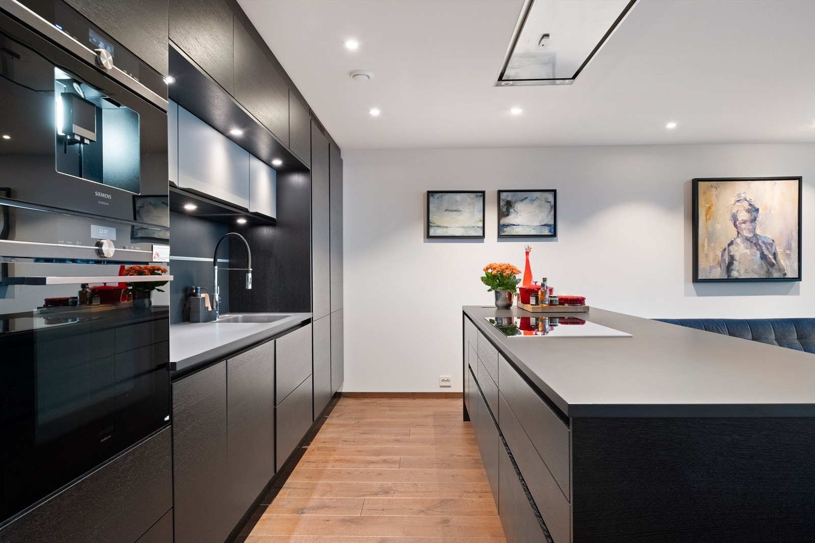 Godt med skap- og benkeplass på kjøkkenet. Corian-benkeplate av høy kvalitet. Galleribilde