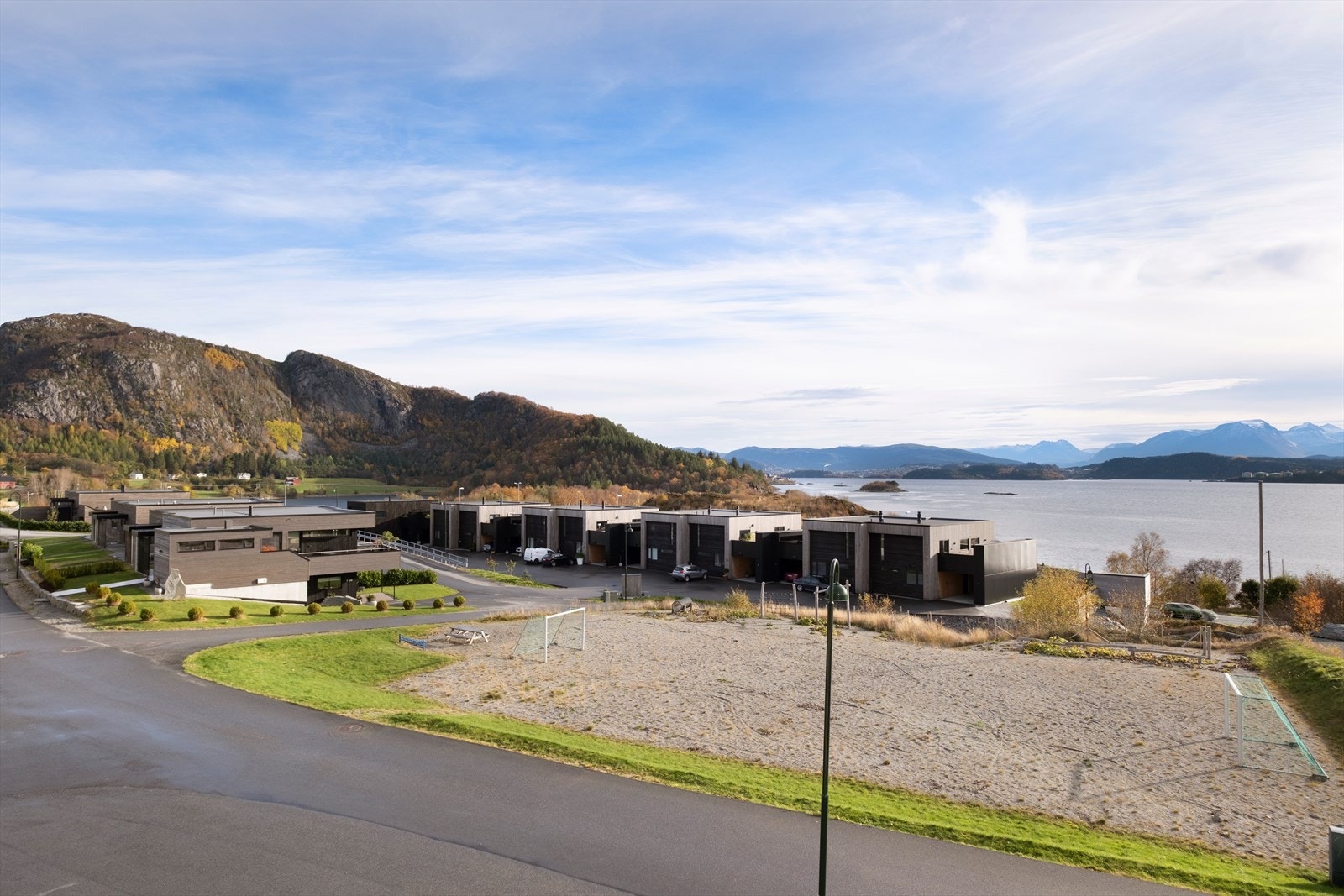 Boligområdet har nærhet til fjorden og fotballbane for aktive fritidsmuligheter. Galleribilde