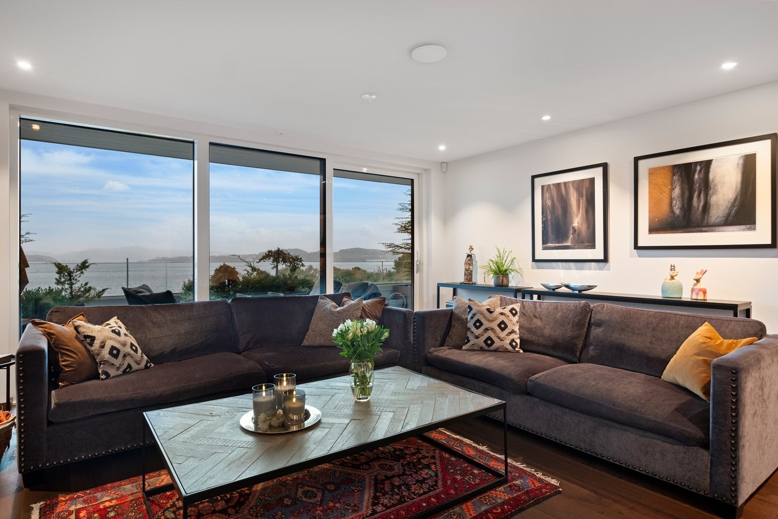 Fra stuen kan en også nyte fantastisk utsikt mot fjord og fjell Galleribilde