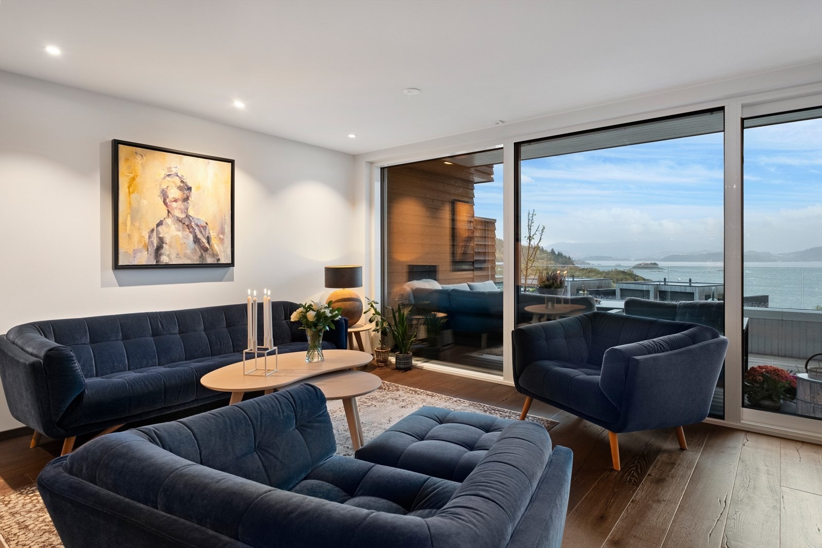 Skyvedører gir enkel utgang til terrasse med utsikt over sjøen og landskapet. Galleribilde