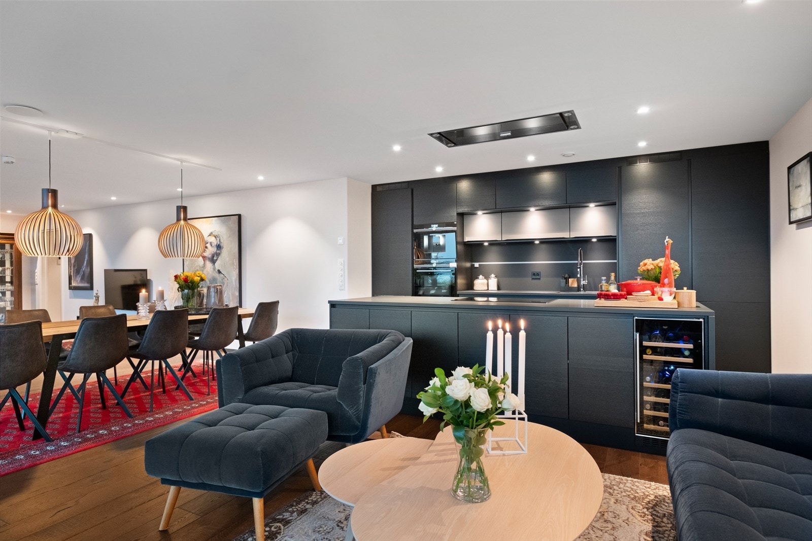 Integrerte hvitevarer og komposittbenkeplate gir ryddig arbeidsflate på kjøkkenet Galleribilde