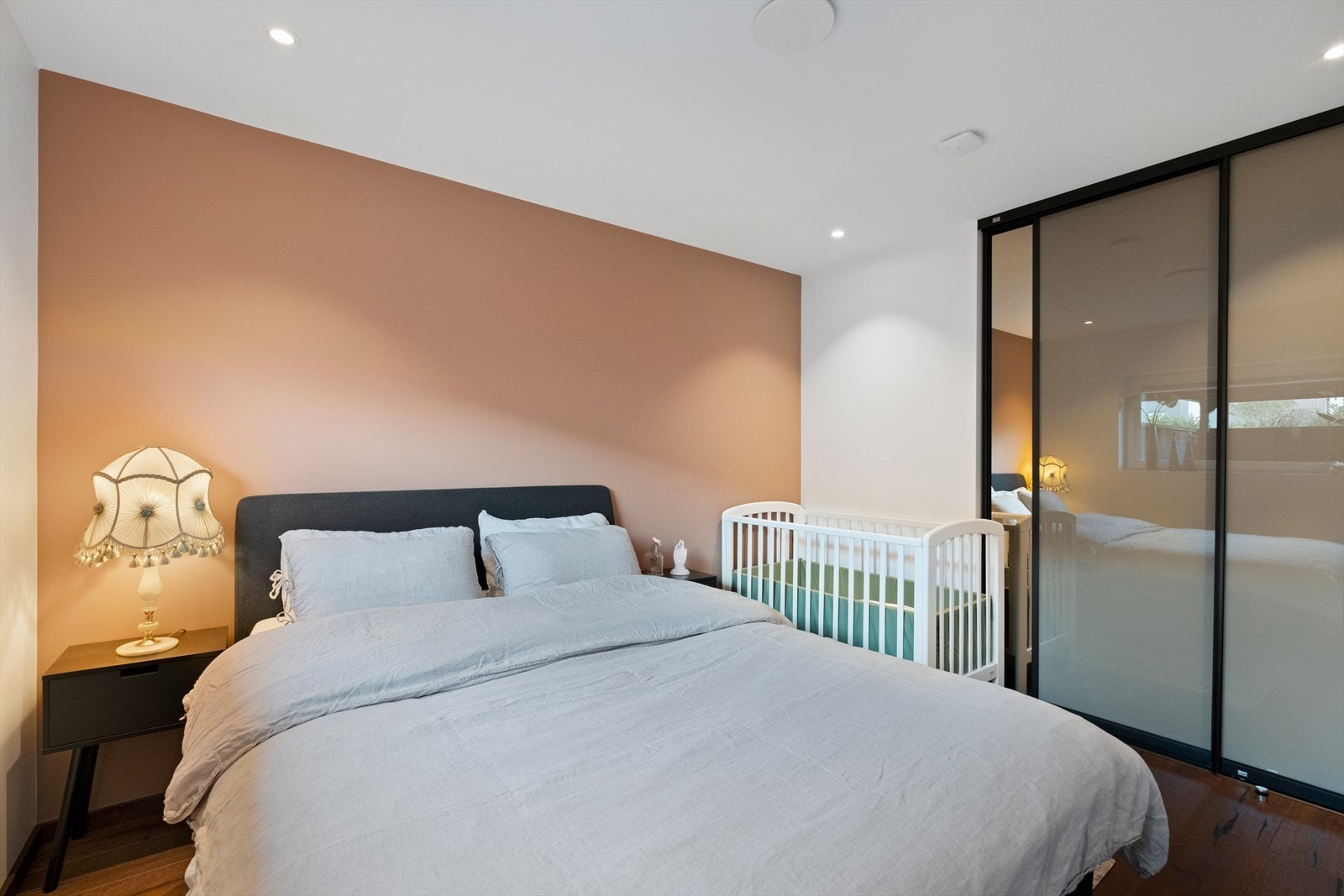 Skyvedørsgarderobe gir effektiv oppbevaring i soverommet. Galleribilde