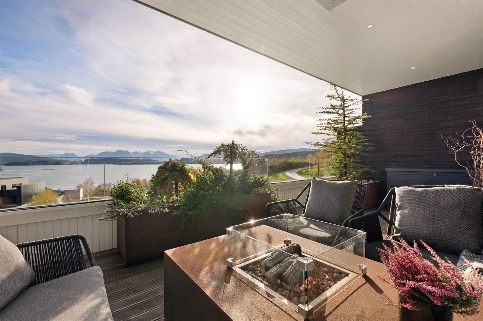 Overbygg og god skjerming gjør den ideell for hyggelige kvelder. Galleribilde