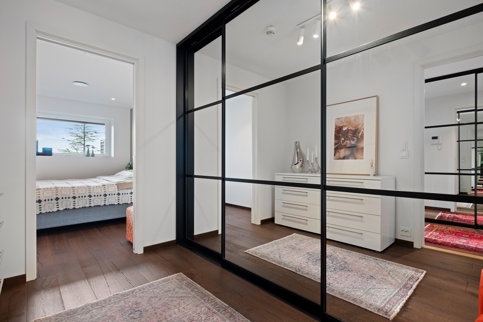 Stor skyvedørsgardeobe i gang med direkte tilgang til soverommet Galleribilde