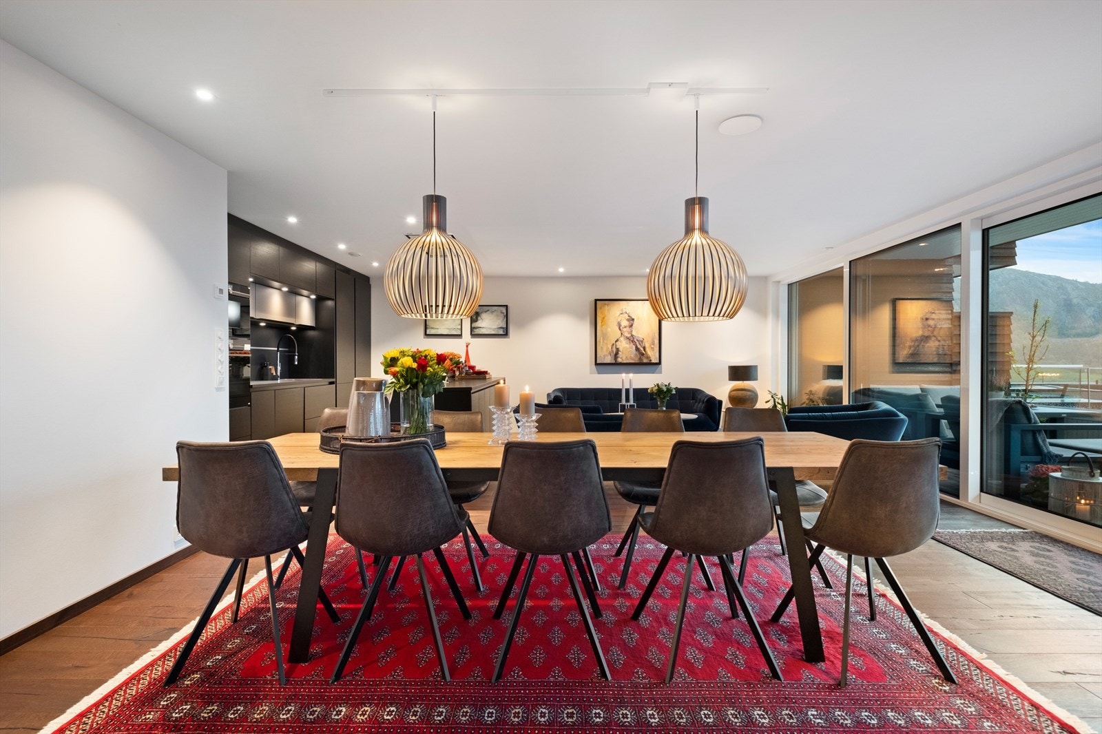 Store vindu som gir en god romfølelse og godt med lysinnslipp. Galleribilde