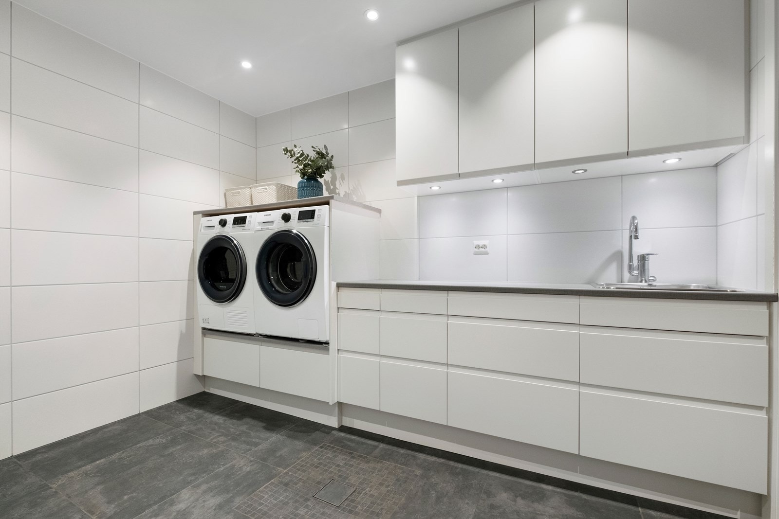 Det er godt med skap- og benkeplass på vaskerommet Galleribilde