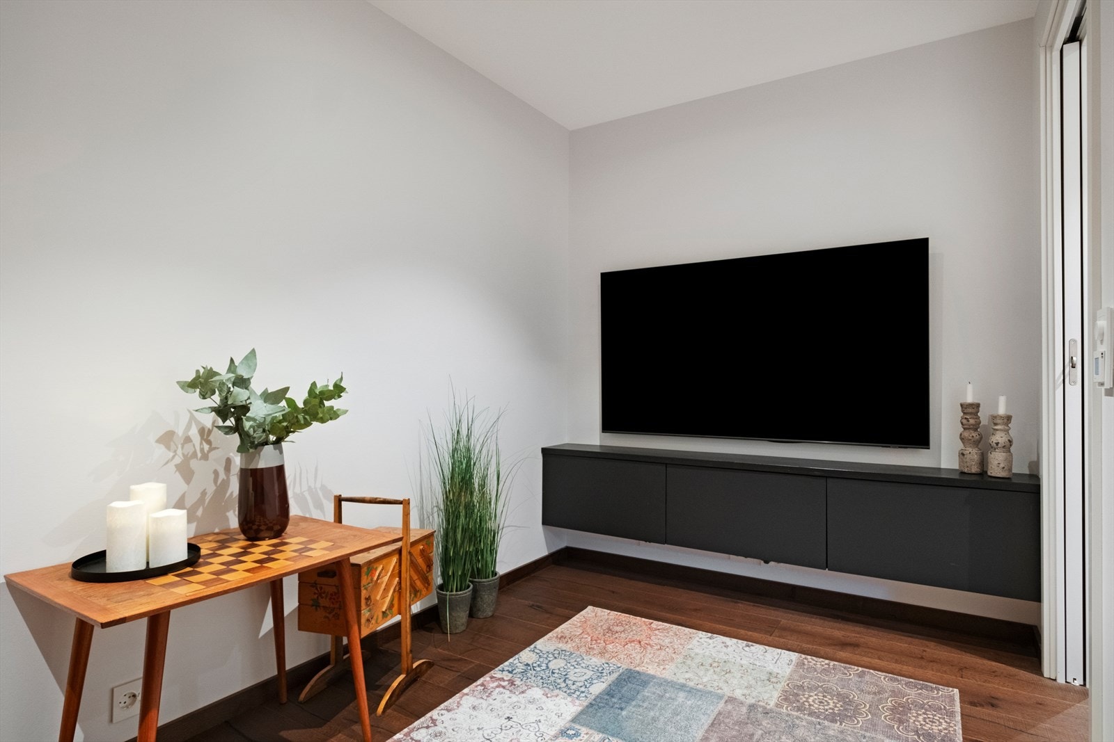 Rom innredet som tv-stue. Godkjent som bod Galleribilde