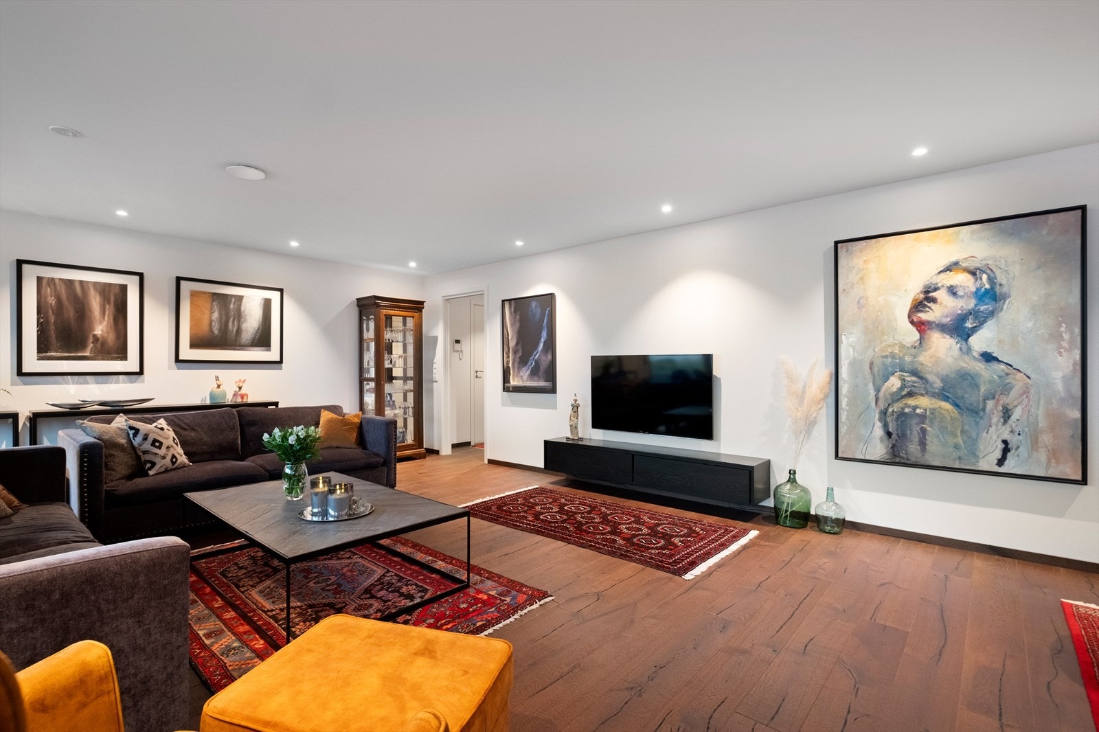 Store veggflater og innfelte spotlights i tak Galleribilde