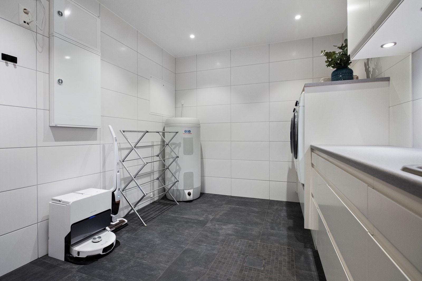 Flislagt gulv med elektrisk gulvvarme gir komfort på vaskerommet Galleribilde