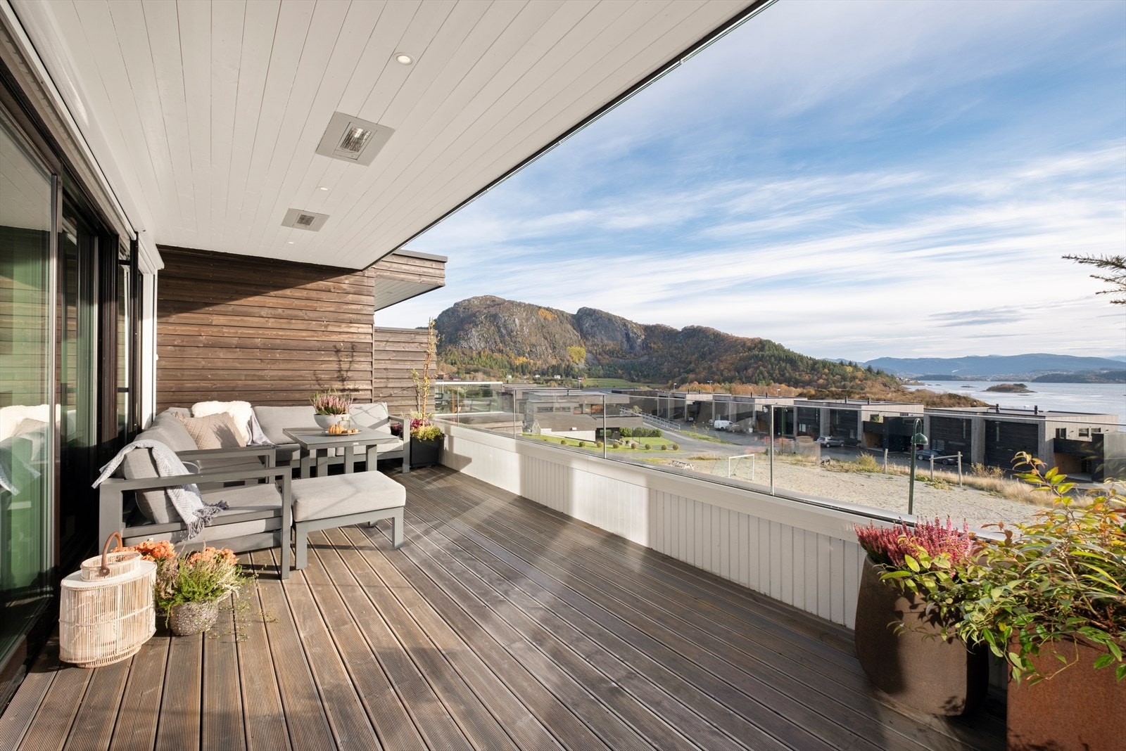 Belysning og varmelamper i taket. Galleribilde