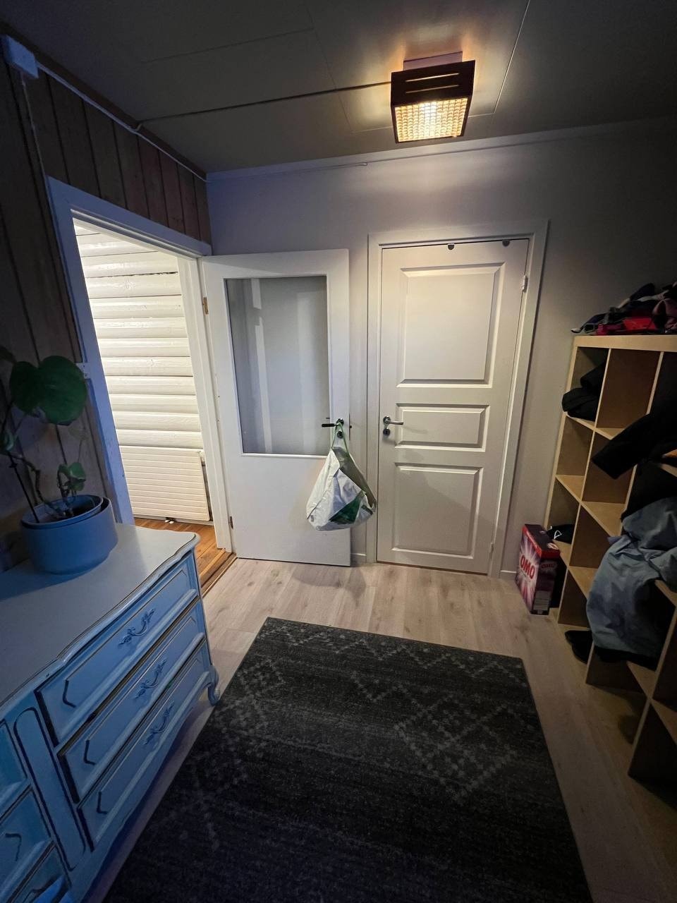 Lys og praktisk entré med plass til sko og yttertøy Galleribilde