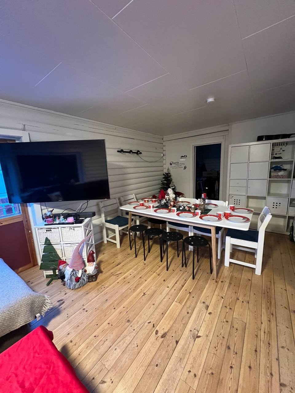 Romslig stue med naturlige soner for både sofa og spiseplass. Utgang til uteområde. Galleribilde