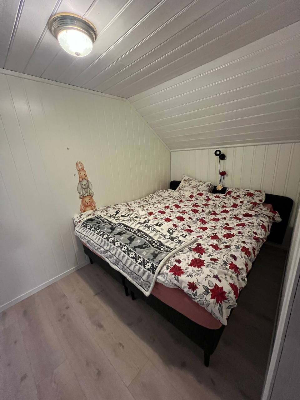 Fleksibel 2. etasje med to store soverom, praktisk delt i flere soveplasser Galleribilde