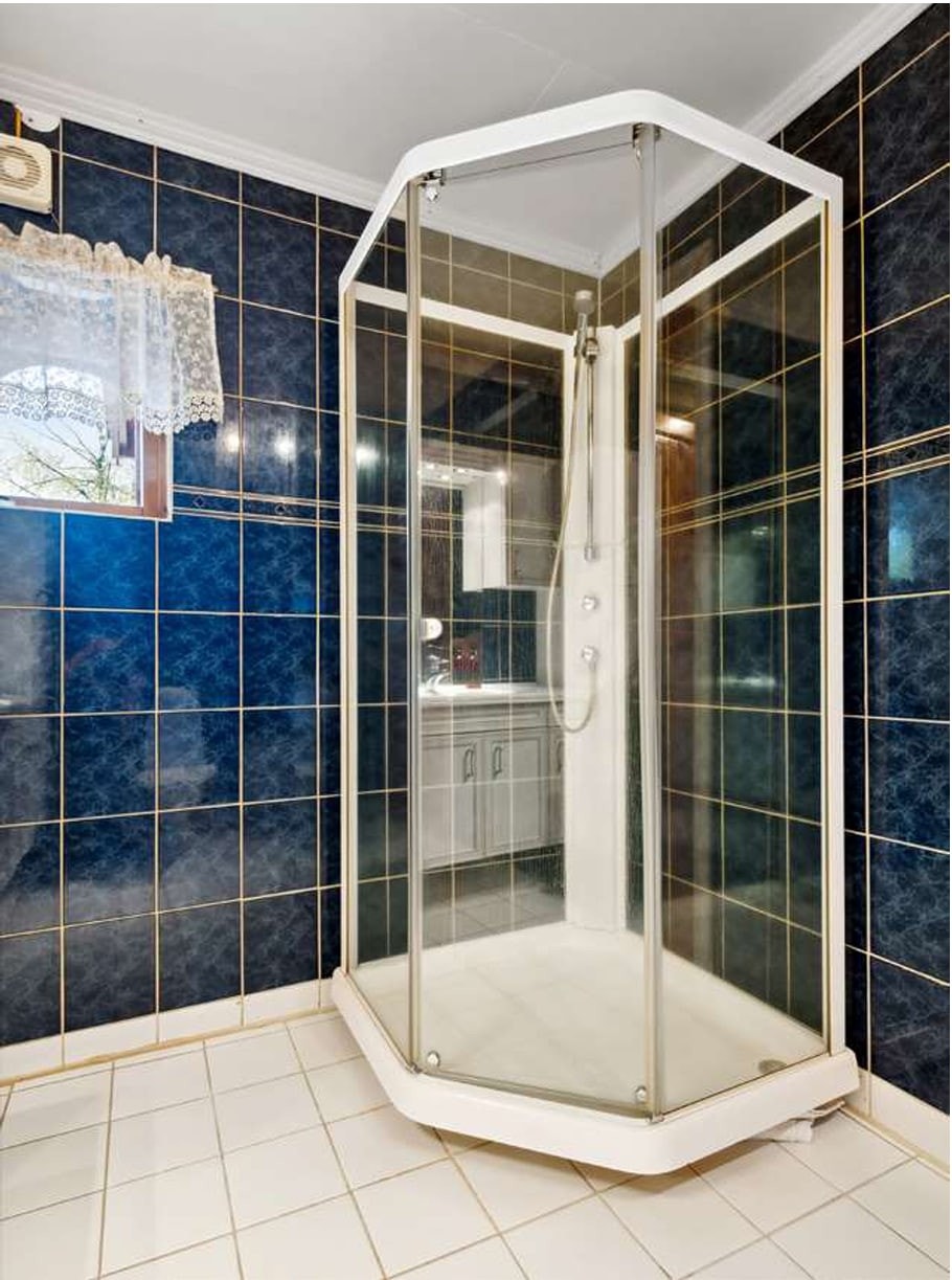 Bad med dusjløsning, toalett og servant. Galleribilde