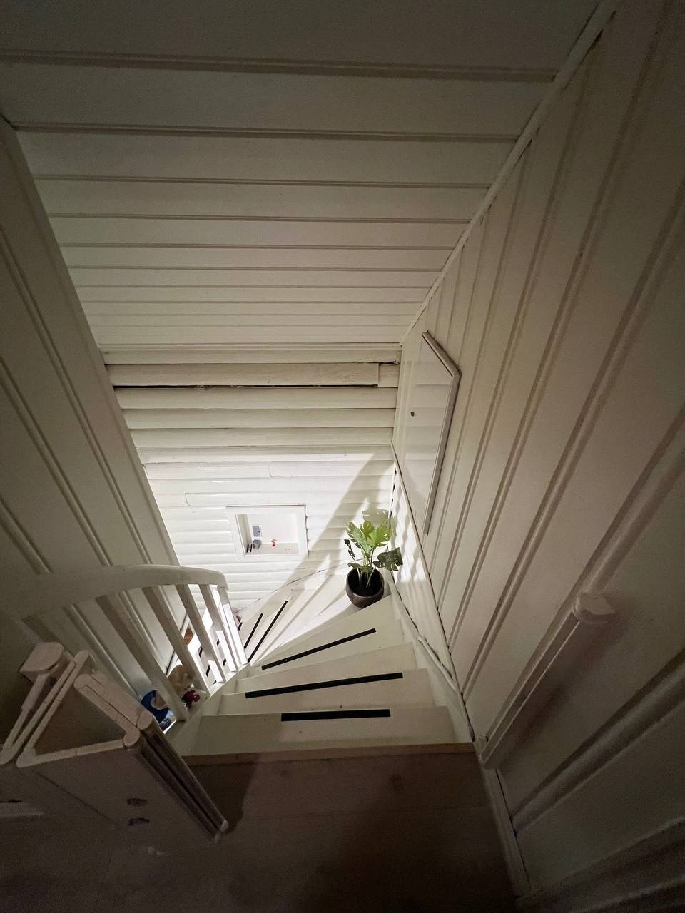 Trapp opp til 2. etasje med adkomst til to soverom og bod. Galleribilde