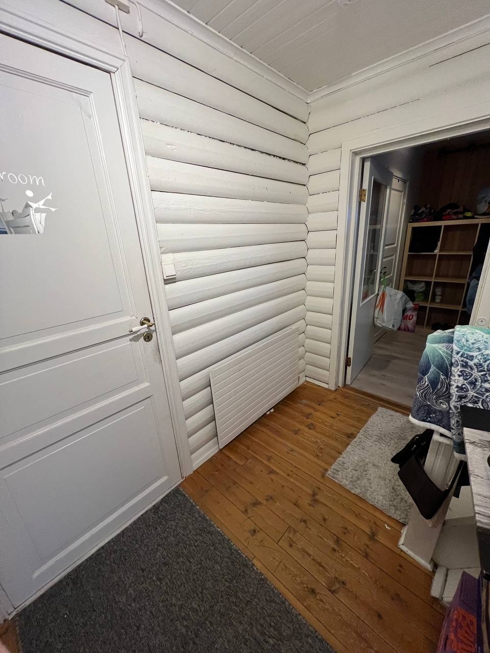 Lys og praktisk entré med plass til sko og yttertøy Galleribilde