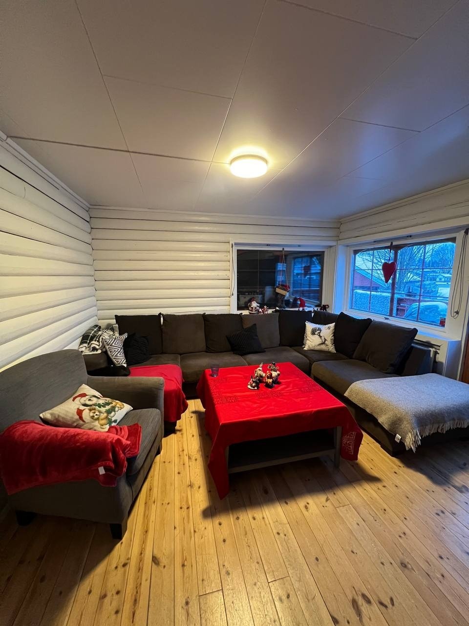 Romslig stue med naturlige soner for både sofa og spiseplass. Utgang til uteområde. Galleribilde