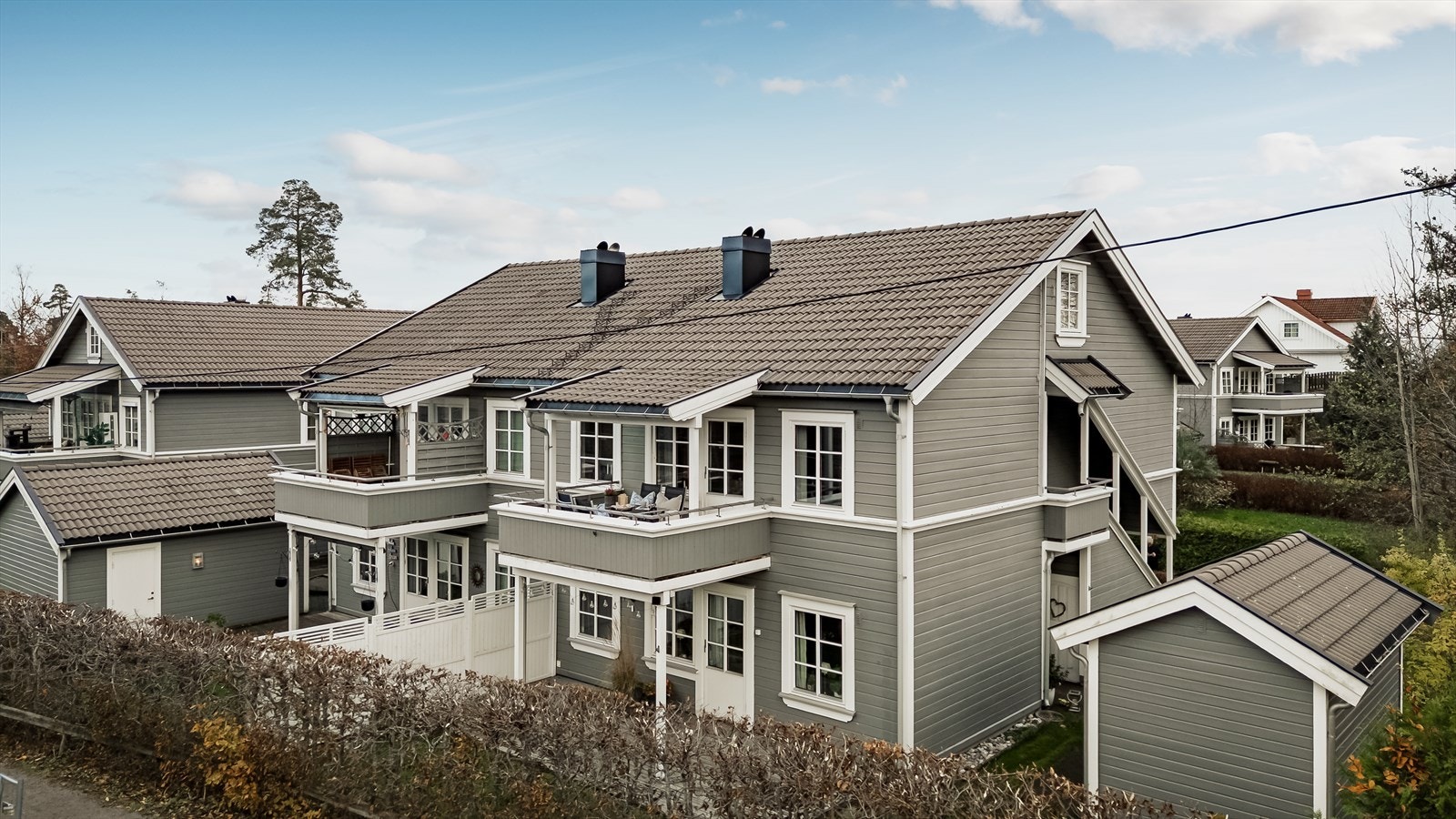 Leiligheten har en herlig, vestvendt balkong på ca. 8 kvm med utgang fra stuen. Her er det gode solforhold fra ettermiddag til kveld. Galleribilde