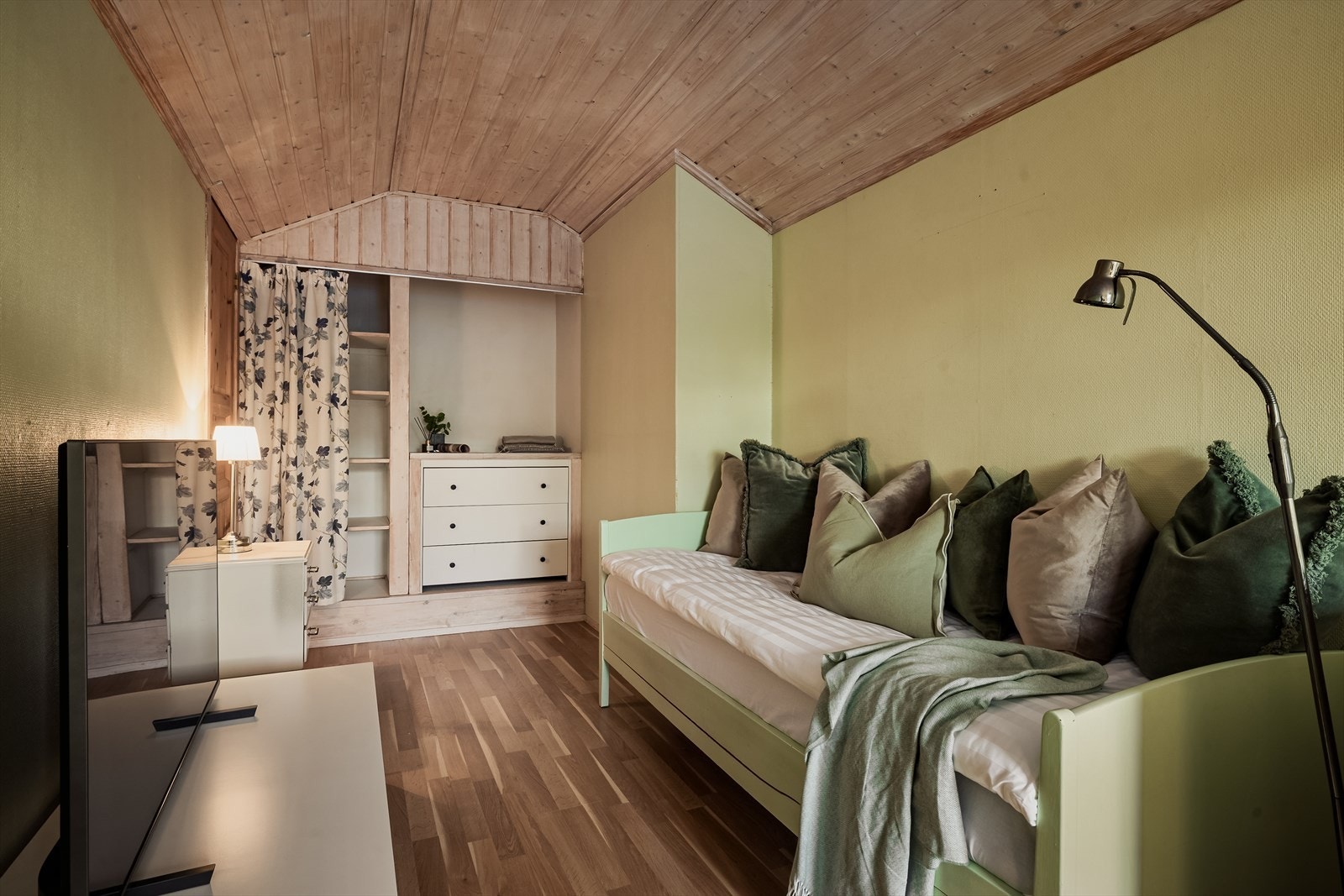 Loftet (registrert som bod) er innredet og gir et flott tilleggsareal til leiligheten. Galleribilde