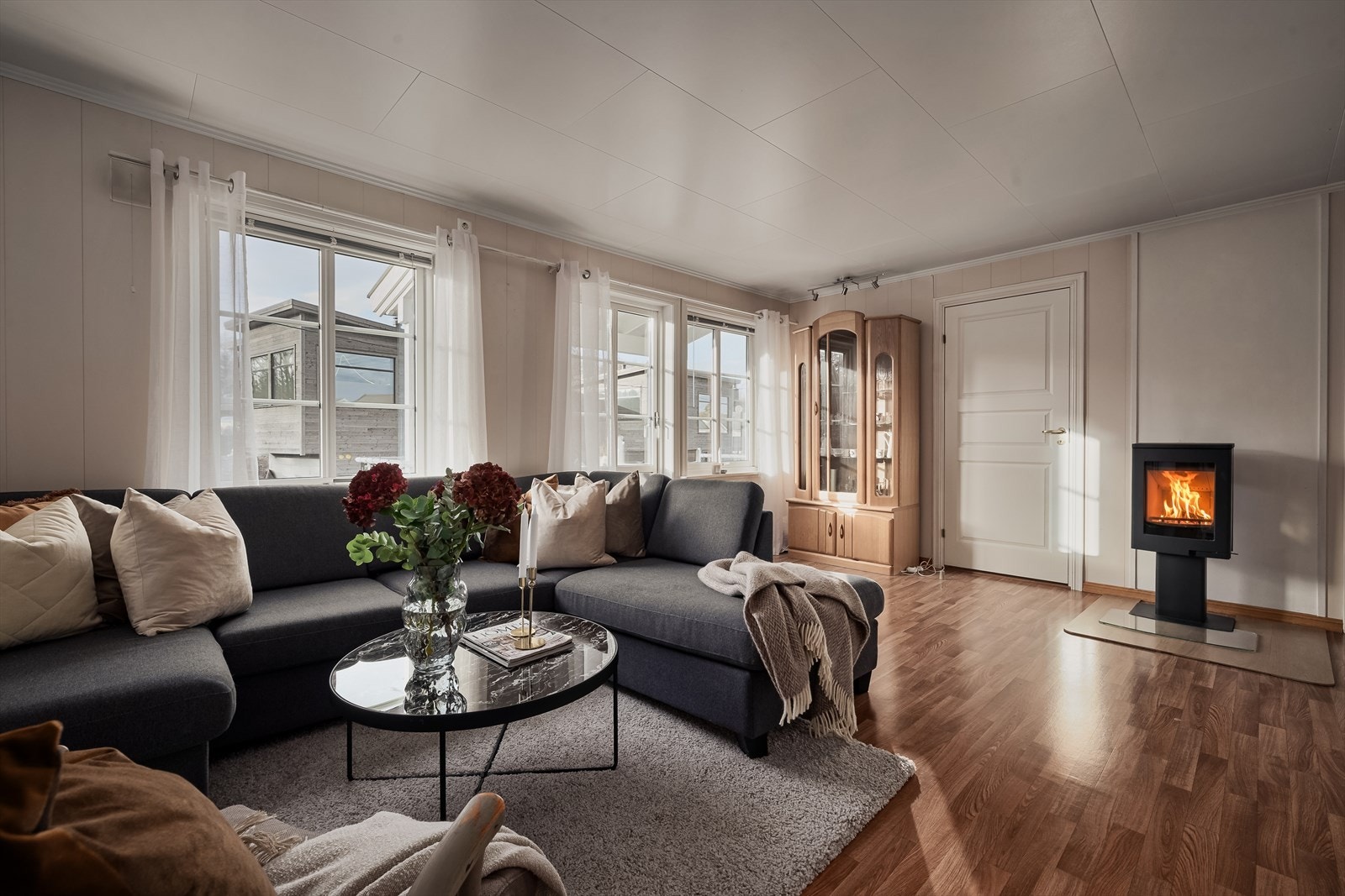 Stuen er lys og romslig, med god plass til både sofagruppe og spisebord. Galleribilde