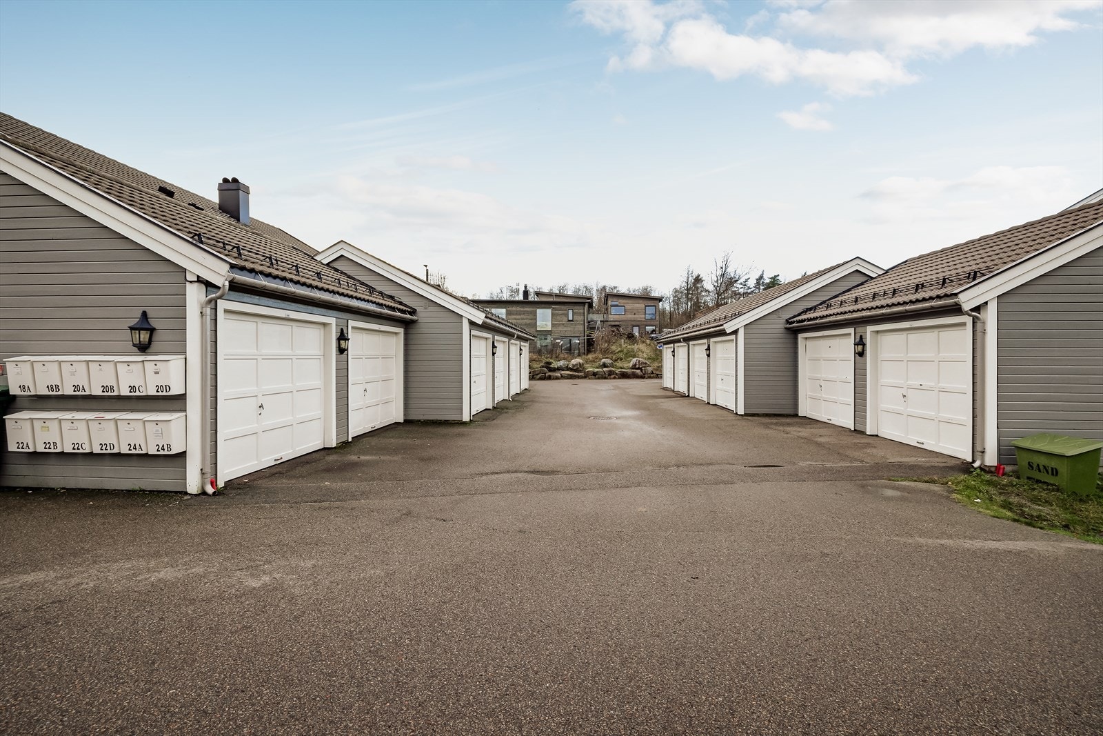 Det medfølger én garasjeplass i felles garasjerekke og en frittstående utvendig redskapsbod. Galleribilde