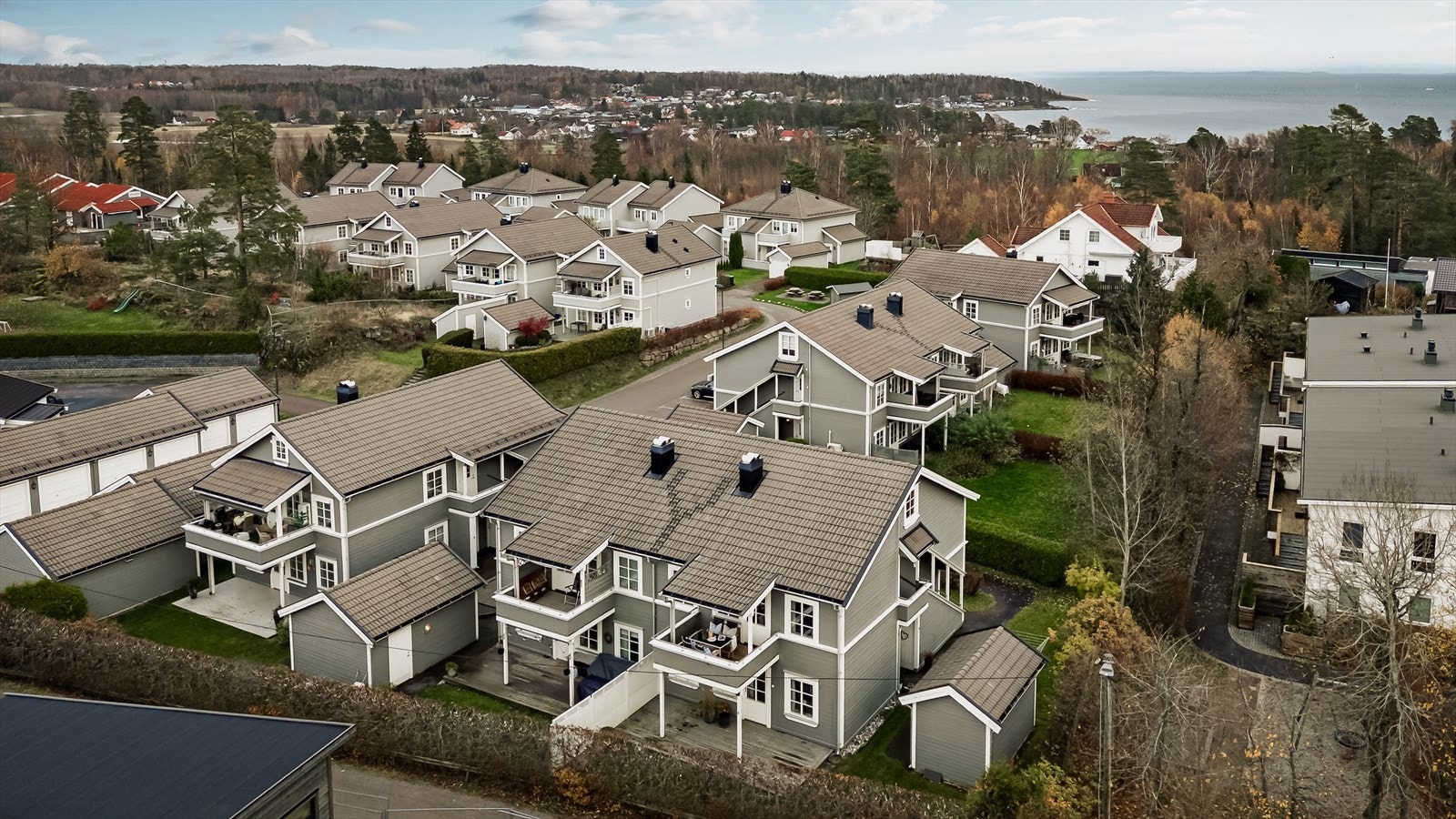 Eiendommen ligger i et attraktivt og familievennlig område med nærhet til alt man trenger i hverdagen. Galleribilde