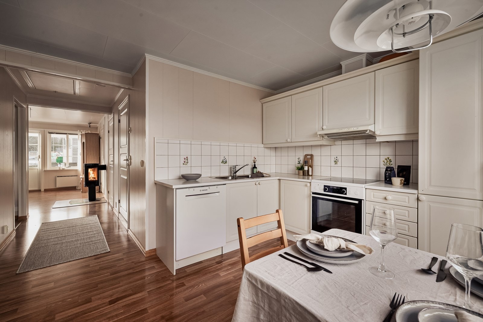 Det er en laminat benkeplate og ventilator med avtrekk ut. Galleribilde