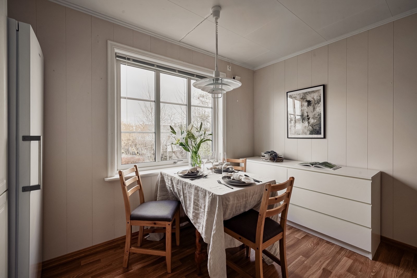 Rommet har en hyggelig spiseplass ved vinduet, hvor morgenkaffen kan nytes i solen. Galleribilde